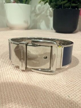 Michael Kors Silver-tone Bracelet with Navy Inlay statement Bangle gift